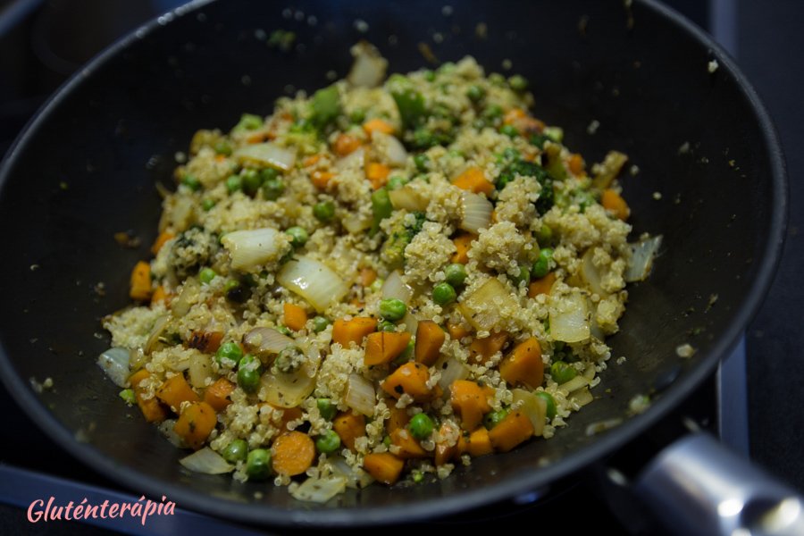 zöldséges quinoa, Gluténterápia, Kővári Elvira, főzés közben